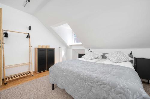 A Unique Apartment on the Wrocław Market Square with a Balcony by Noclegi Renters - image 4