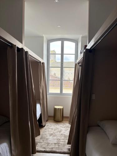 4 twin beds