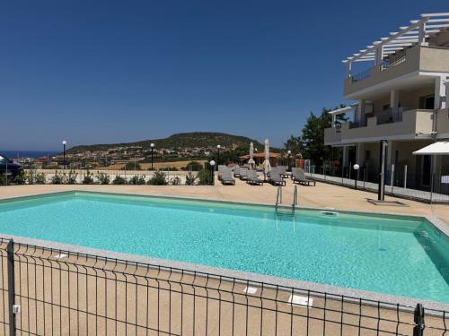 Nuovo appartamento con piscina, giardino e vista mare