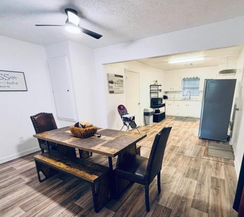 Red Door Lodge of Alexandria 2-Bedrooms1-Bathroom in South MacArthur