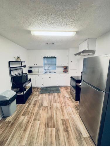 Red Door Lodge of Alexandria 2-Bedrooms1-Bathroom in South MacArthur