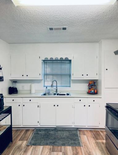 Red Door Lodge of Alexandria 2-Bedrooms1-Bathroom in South MacArthur