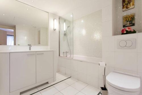 Carlton Riviera Apartment - Tap to explore photos