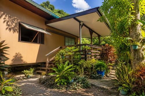 Kert, Tropical paradise near Taahiamanu beach in Piha'ena