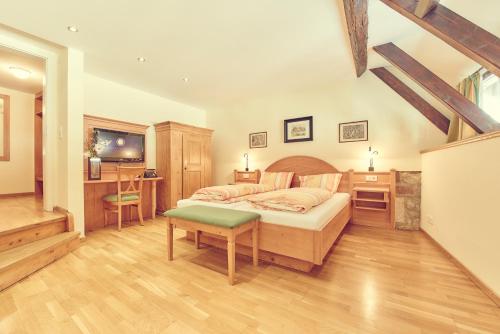Landgasthof zur Sonne Stop at Landgasthof zur Sonne to discover the wonders of Wehr. Offering a variety of facilities and services, the property provides all you need for a good nights sleep. Service-minded staff will wel