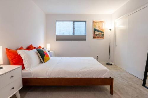 Modern 2BR + Loft Family Home steps to Echo Park - image 5