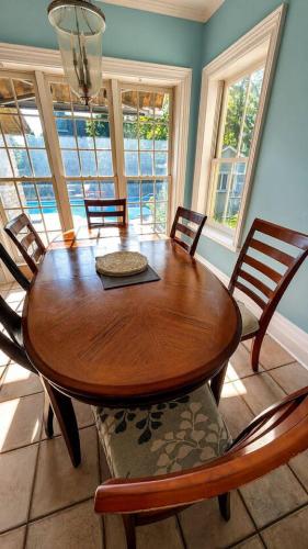 Faciliteter, Private Pool Retreat 6BR 3.5 BA BBQ and Firepit in Cobourg (ON)