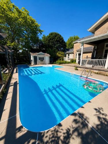 Swimmingpool, Private Pool Retreat 6BR 3.5 BA BBQ and Firepit in Cobourg (ON)