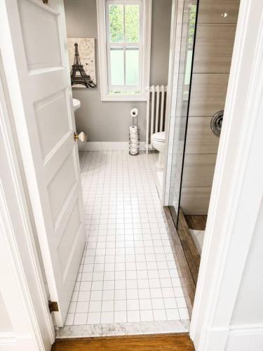 Badeværelse, Private Pool Retreat 6BR 3.5 BA BBQ and Firepit in Cobourg (ON)