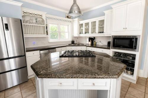 Køkken, Private Pool Retreat 6BR 3.5 BA BBQ and Firepit in Cobourg (ON)