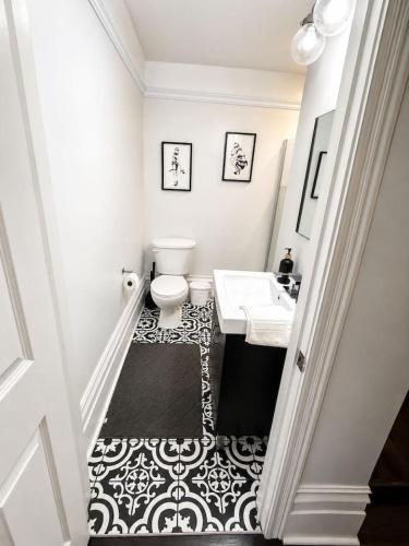 Badeværelse, Private Pool Retreat 6BR 3.5 BA BBQ and Firepit in Cobourg (ON)