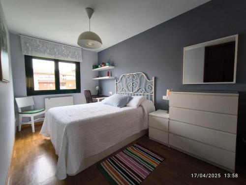 Apartment with 3 bedrooms, 2 bathrooms, garage, and Wi-Fi