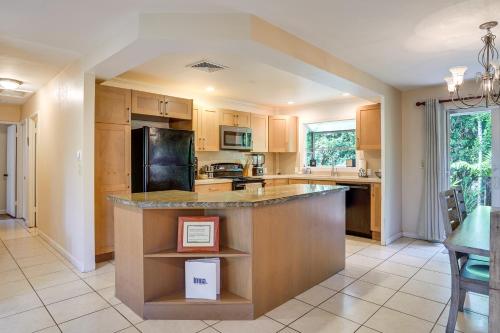 Walk to Sunset Beach! Extended Escape w/ Patio in Pupukea (HI)