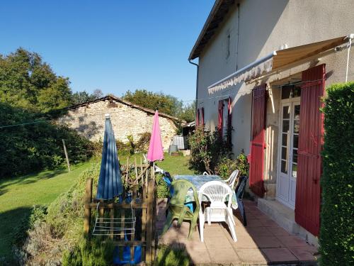 Ferme Périgourdine entre forêt et lac (Ferme Perigourdine entre foret et lac) in Festalemps