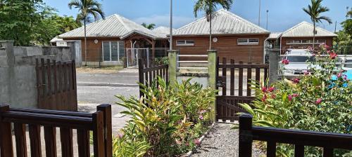 สวน, 36 Baltazia, 2 Ch 2 Pers-Clim jardin terrasse à Sainte-Anne (36 Baltazia, 2 Ch 2 Pers-Clim jardin terrasse a Sainte-Anne) in เบราร์ด