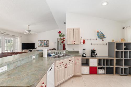 keuken, Trailside Pool & Spa Retreat, Near Downtown Inverness in Hernando (FL)