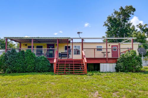 On Deer Point Lake! Home w/ Private Dock & Hot Tub