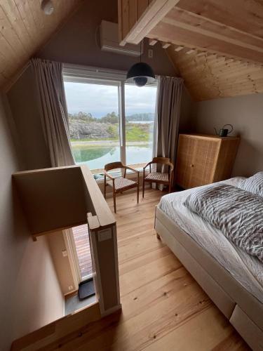 Micro-cabin in Røyksundskanalen in Mosterhamn