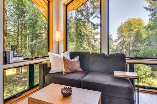 Modern PNW Cabin on 10 Wooded Acres in Saint Helens (OR)