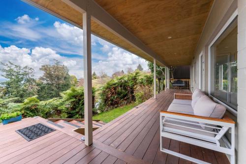 Lakeside Lookout - Acacia Bay Holiday Home - image 3