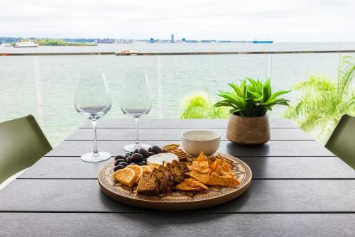 อาหารและเครื่องดื่ม, 304 - Suva City Views Oceanfront Large Balcony in เรวา