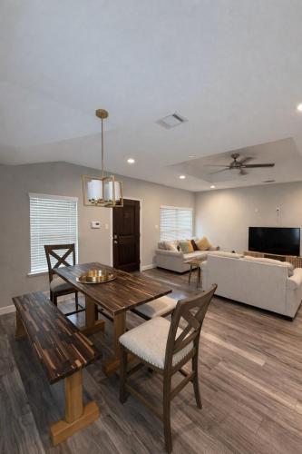 Facilities, The Noble House in Houston