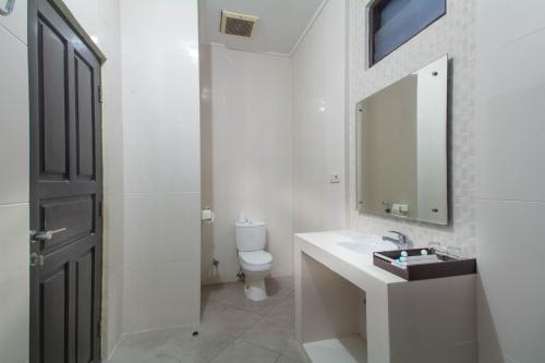 Family Room image 2