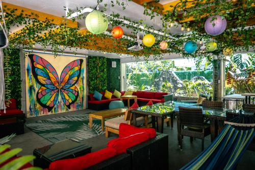 Shared lounge/TV area, Waikiki Beachside Hostel in Honolulu (HI)