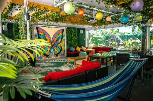 Shared lounge/TV area, Waikiki Beachside Hostel in Honolulu (HI)