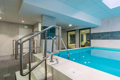Swimming pool, Nemea appart'hotel Residence Le Quai Victor in Tours City Center