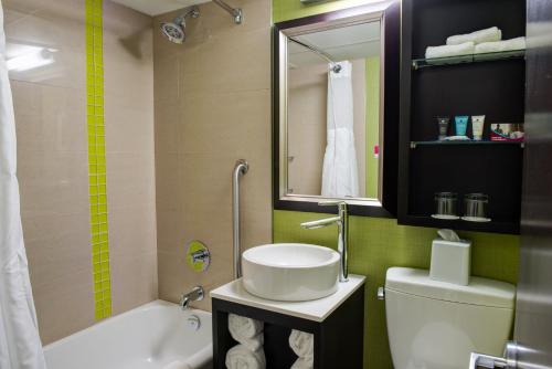 Crowne Plaza KITCHENER-WATERLOO Room Type - Standard King Room