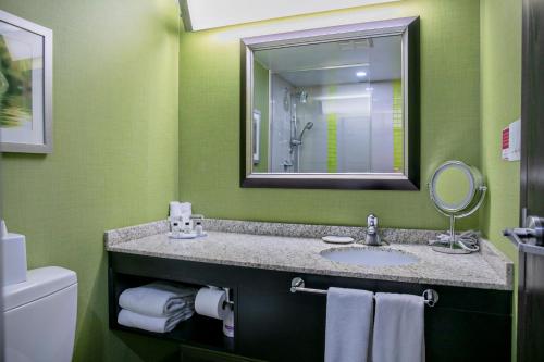 Crowne Plaza KITCHENER-WATERLOO Room Type - Junior King Suite