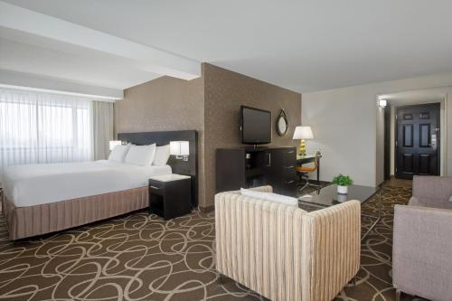 Crowne Plaza KITCHENER-WATERLOO Room Type - Junior King Suite