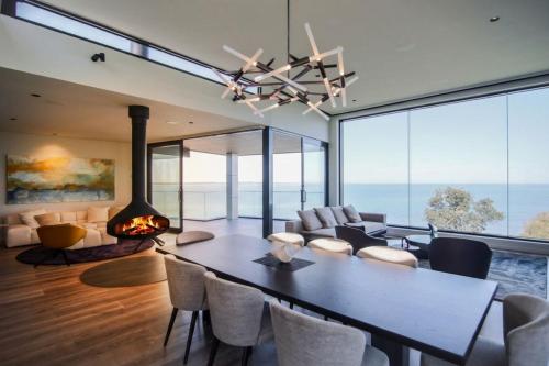 Somers Sanctuary - Clifftop Luxury with Pool & Sauna in Balnarring