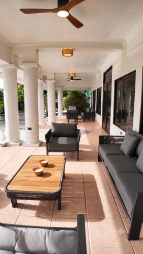 TheCasaVilla 7Bdrm Pool Cinema Sleeps 26 in Bethel