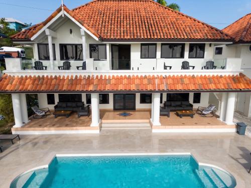 TheCasaVilla 7Bdrm Pool Cinema Sleeps 26 in Bethel