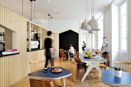 Away Hostel & Coffee Shop - image 2