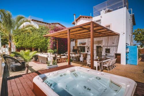 SunnyVillas: 4BR Villa Private Pool+Jacuzzi+Sauna - Protaras SunnyVillas: 4BR Villa Private Pool+Jacuzzi+Sauna - Protaras