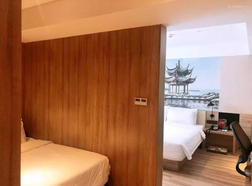 1 king bed, 1 double bed