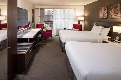 2 queen beds