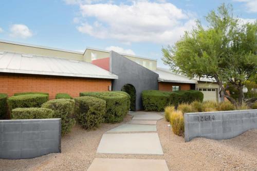 Haveli - 4BR Scottsdale Escape with Pool and Games - image 3