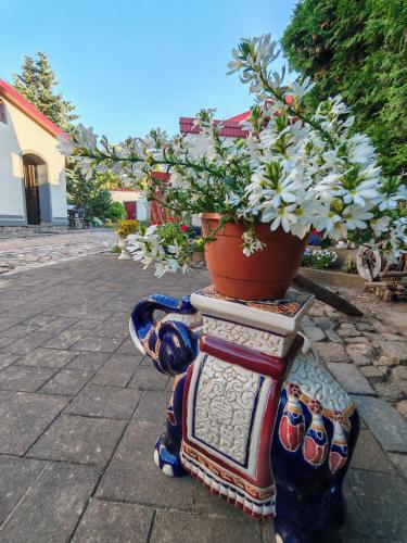 Charming Private Floor with Garden Views & Coffee in ลีพาจา