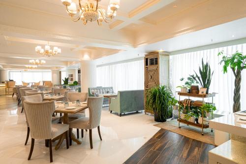 Restaurant, HOTEL PENINSULA GRAND in Kurla