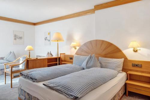 1 queen bed, 2 sofa beds