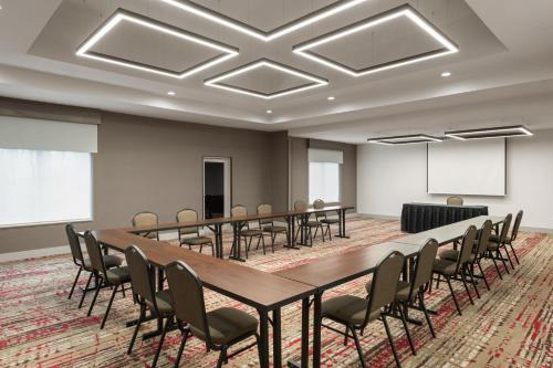 Hilton Garden Inn Portland Airport - image 2