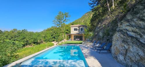 Maison d'exception avec piscine privée pour 10 pers (Maison d'exception avec piscine privee pour 10 pers) in Chatillon-En-Diois
