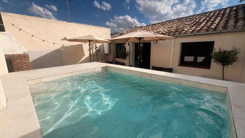 EL patio de Enrique con piscina privada