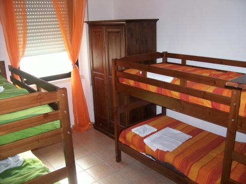 2 bunk beds