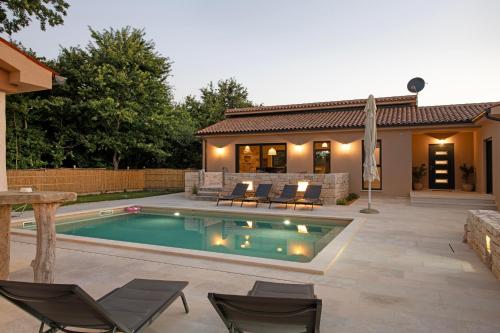 Villa Borgo Viridis, a peaceful pool villa in the heart of istria in Zabrežani