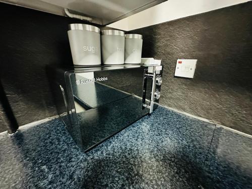Hockley 4-Bed Sleeps 13 w Garden & Free Parking - image 5